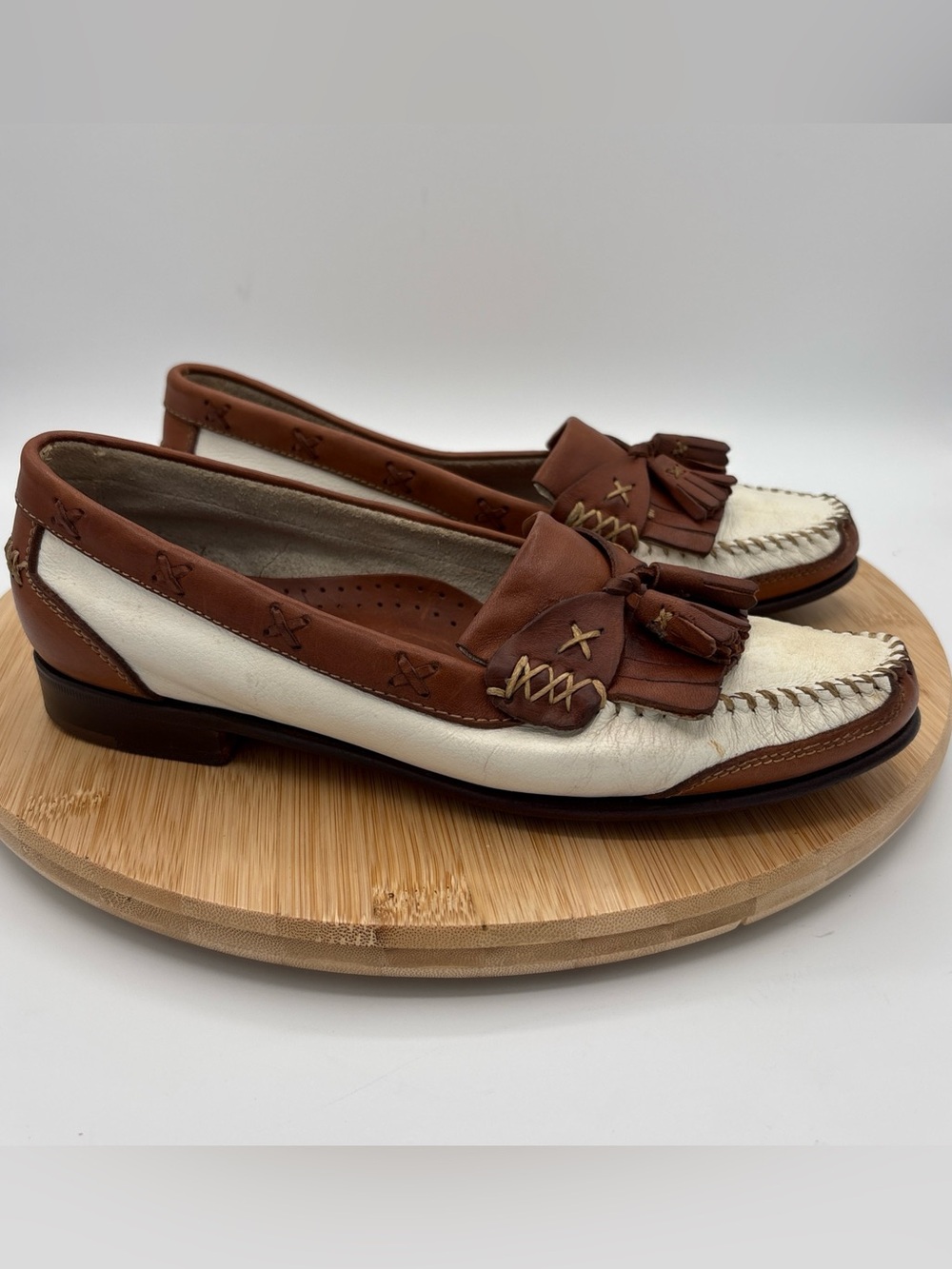 Vintage Cole Haan Country Women 8.5N Two Tone Leather Kiltie Tassel Loafers